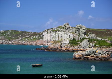 Il castello di Cromwell su Tresco visto da Bryher, Isole di Scilly, Cornovaglia, Regno Unito Foto Stock