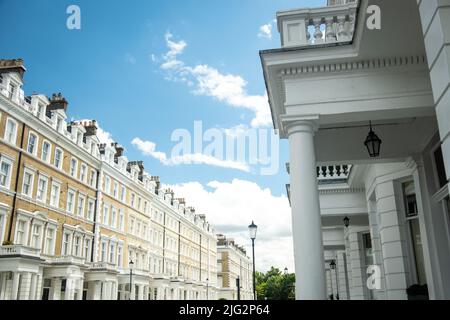 Londra - vista verso l'alto delle case cittadine di Kensington Foto Stock