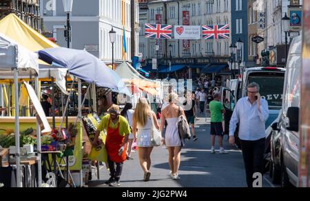 Londra - Giugno 2022: Mercato di Portobello a Notting Hill, Londra occidentale. Un punto di riferimento mercato di strada famoso per i suoi pezzi d'antiquariato. Foto Stock