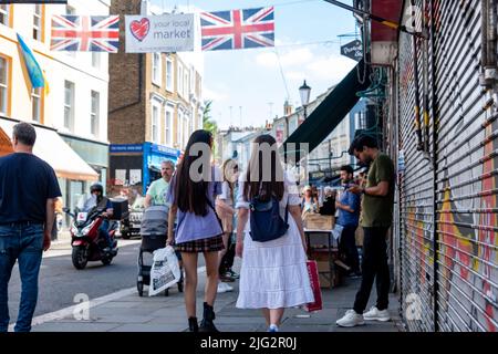 Londra - Giugno 2022: Mercato di Portobello a Notting Hill, Londra occidentale. Un punto di riferimento mercato di strada famoso per i suoi pezzi d'antiquariato. Foto Stock