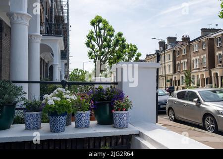 Londra- Giugno 2022: Via residenziale delle case a Maida vale, Londra Ovest Foto Stock