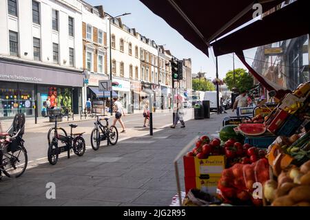 Londra- Giugno 2022: Harrow Road nell'area di Maida Hill nel nord ovest di Londra. Foto Stock