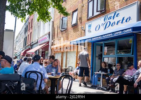 Londra - Giugno 2022: Caffe' Portoghese su Golborne Road, una strada alta nella parte ovest di Londra fuori Portobello Road Foto Stock