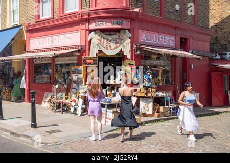 Londra - Giugno 2022: Mercato di Portobello a Notting Hill, Londra occidentale. Un punto di riferimento mercato di strada famoso per i suoi pezzi d'antiquariato. Foto Stock