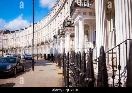 Street of Upestled London Townhouses nell'area di Notting Hill nella parte ovest di Londra Foto Stock