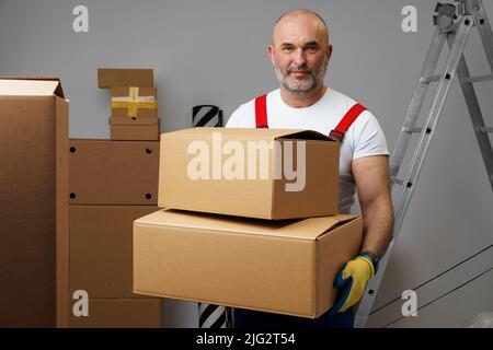 Uomo di mezza età in uniforme custodia di cartone, ritratto Foto Stock