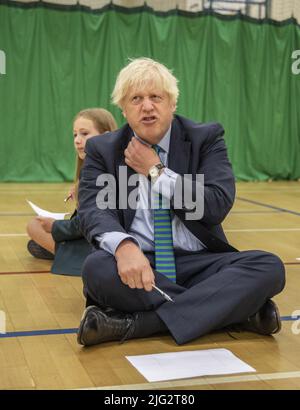 Foto del file datata 26/08/2020 del primo ministro Boris Johnson con Olivia Stokes in palestra partecipando a una sessione di induzione di conoscere con l'anno settanta come egli tour Castle Rock scuola, Coalville, nelle Midlands orientali. Boris Johnson annuncerà pubblicamente le sue dimissioni più tardi oggi, probabilmente prima di pranzo, la BBC sta segnalando. Data di emissione: Giovedì 7 luglio 2022. Foto Stock