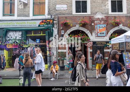 Londra - Giugno 2022: Mercato di Portobello a Notting Hill, Londra occidentale. Un punto di riferimento mercato di strada famoso per i suoi pezzi d'antiquariato. Foto Stock