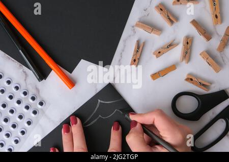 Pipistrelli di carta. Decorazioni di festa di Halloween. Piatto, vista dall'alto Happy Halloween party concept. Progetto d'arte per bambini. Concetto DIY. Passo dopo passo Foto Stock