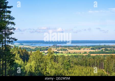 Splendida vista su un paesaggio di campagna con un lago Foto Stock