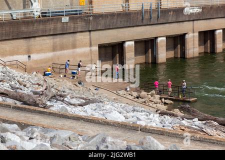 Un gruppo di persone che pescano alla base della diga idroelettrica di Pickwick il 21st maggio 2022. Nella contea di Hardin, Tennessee. Foto Stock