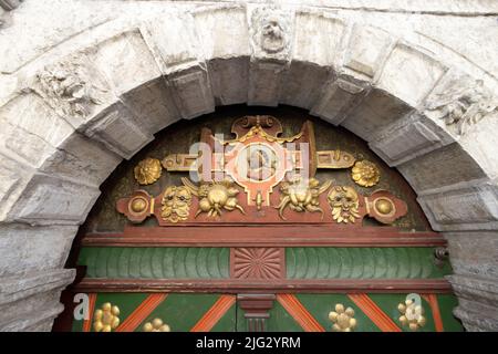 Primo piano dei simboli sopra la porta; Casa della Confraternita delle teste nere, città vecchia di Tallinn, Tallinn Estonia Foto Stock