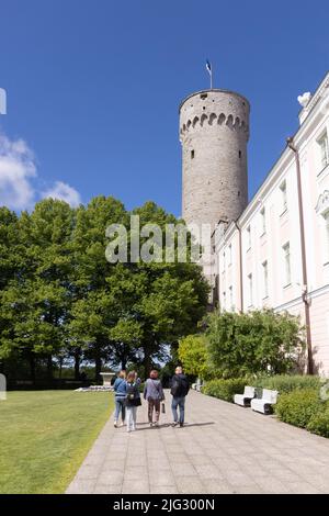 Persone che camminano nel Giardino del Governatore, o Giardino Kuberneri, vicino al Parlamento estone, la città vecchia di Tallinn, Tallinn Estonia Foto Stock