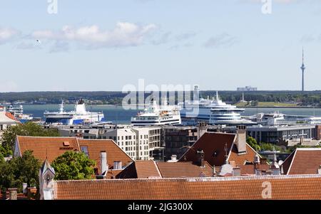 Porto di Tallin; traghetti nel porto di Tallinn visto dalla città vecchia di Tallinn, Tallinn, Estonia Europa Foto Stock