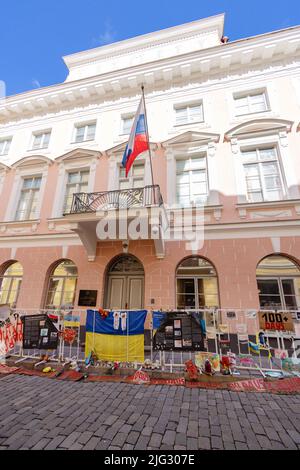 Edificio dell'Ambasciata russa a Tallinn, Estonia, esterno, con proteste contro la guerra Russia Ucraina. L'Estonia è un paese membro della NATO. Estonia Europa Foto Stock