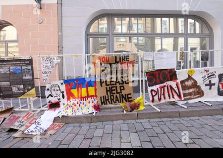 Edificio dell'Ambasciata russa a Tallinn, Estonia, esterno, con proteste contro la guerra Russia Ucraina. L'Estonia è un paese membro della NATO. Estonia Europa Foto Stock