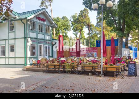 Jurmala, Lettonia - 12 settembre 2013: Jomas Street è una delle strade più antiche di Jurmala con negozi di souvenir e ristoranti. Foto Stock