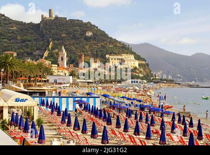 Spiaggia di Noli sul Mar Ligure, fortezza sullo sfondo, Italia, Liguria, Savona, Noli Foto Stock