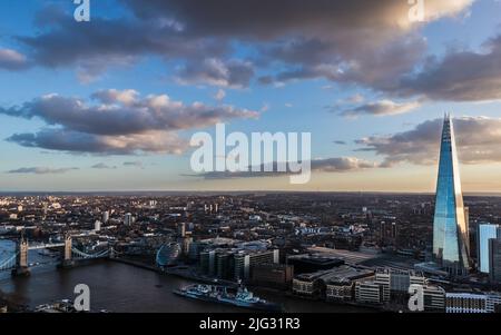 Vista del Shard e del Tower Bridge verso sud sul Tamigi Foto Stock
