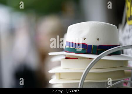 Cappelli in vendita prima della giornata delle Signore del Moet e Chandon Festival di luglio a Newmarket racecourse, Suffolk. Data foto: Giovedì 7 luglio 2022. Foto Stock