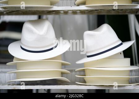 Cappelli in vendita prima della giornata delle Signore del Moet e Chandon Festival di luglio a Newmarket racecourse, Suffolk. Data foto: Giovedì 7 luglio 2022. Foto Stock