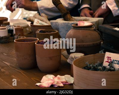 pestello da tavola per erboristi di mortaio e altre ciotole in ceramica o argilla Foto Stock