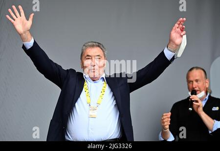 Binche, Belgio. 07th luglio 2022. L'ex ciclista belga Eddy Merckx ha ritratto all'inizio della sesta tappa della gara ciclistica Tour de France, una gara di 220 km da Binche, Belgio, a Longwy, Francia, giovedì 07 luglio 2022. Il Tour de France di quest'anno si svolge dal 01 al 24 luglio 2022. BELGA PHOTO POOL DAVID STOCKMAN - UK OUT Credit: Belga News Agency/Alamy Live News Foto Stock