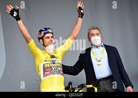 Binche, Belgio. 07th luglio 2022. Il belga Wout Van Aert di Jumbo-Visma e l'ex ciclista belga Eddy Merckx hanno illustrato all'inizio della sesta tappa della gara ciclistica Tour de France, una gara di 220 km da Binche, Belgio, a Longwy, Francia, giovedì 07 luglio 2022. Il Tour de France di quest'anno si svolge dal 01 al 24 luglio 2022. BELGA PHOTO POOL DAVID STOCKMAN - UK OUT Credit: Belga News Agency/Alamy Live News Foto Stock