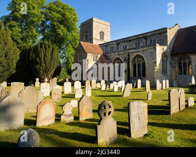 Questa è la bella chiesa parrocchiale anglicana di tutti i Santi a Sutton Courtenay, Oxfordshire. Le prime parti della chiesa sono Normanne, risalente al 1 Foto Stock
