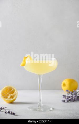 Limonata estiva alla lavanda con agrumi in vetro su sfondo bianco. Formato verticale. Primo piano. Foto Stock