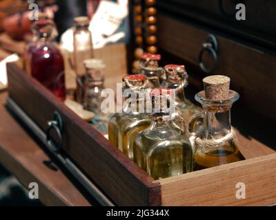 piccole bottiglie di tinture, medicine o olii profumati sul banco Foto Stock