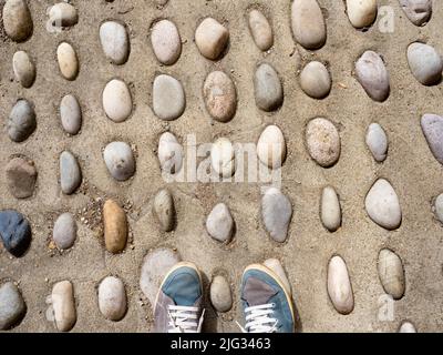 Lo sguardo giù può essere spesso emozionante quanto lo sguardo in su o intorno voi, particolarmente se siete nei piedi, nelle ombre o nei modelli astratti. Qui vediamo una regola Foto Stock