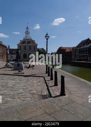 Ammira uno degli edifici storici più preziosi di King's Lynn, l'iconica Custom House del 17th° secolo, che si affaccia sul sito del porto medievale della città di Norfolk Foto Stock