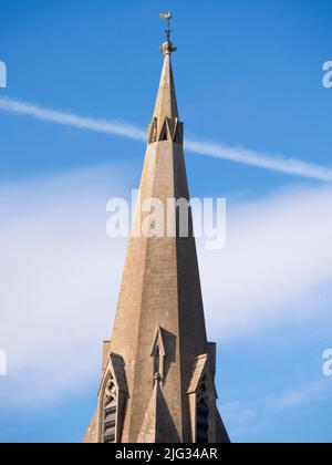 Questa è la guglia della Chiesa della Trinità ad Abingdon, situata proprio di fronte all'incantevole Albert Park. E 'multi denominazionale, accogliente anglicano, Cat Foto Stock