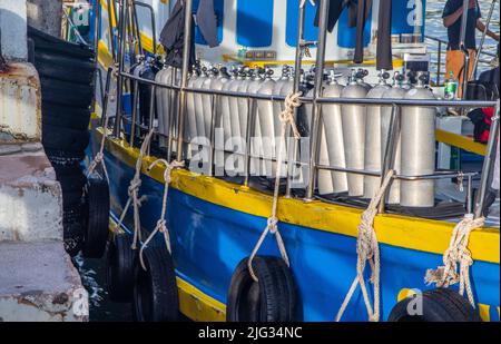 Tuffa i serbatoi di ossigeno su un ponte di una barca da escursione Foto Stock