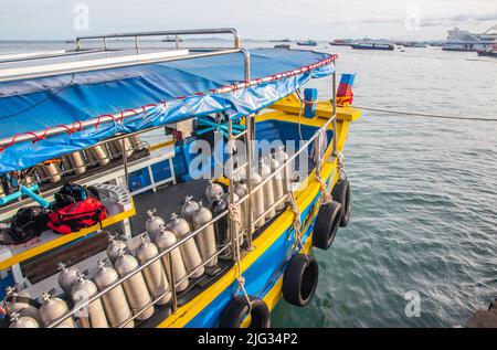 Tuffa i serbatoi di ossigeno su un ponte di una barca da escursione Foto Stock