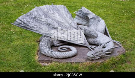 Foto scattata al National Botanic Garden Wales nel luglio 2022 che mostra il drago scolpito. Foto Stock