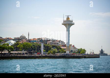 Istanbul, Turchia - 29 maggio 2022: Torre radar o faro radiofonico per il traffico marittimo e marittimo a Istanbul, Turchia Foto Stock