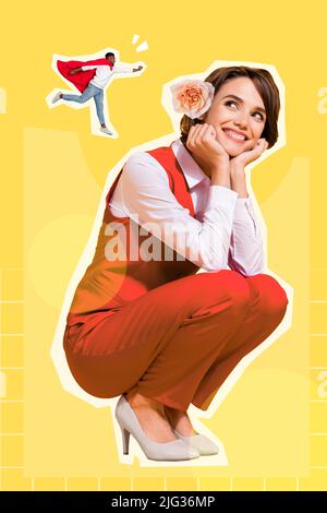 Illustrazione di collage creativo verticale della ragazza orientata positiva pensa mini volante coraggioso superman isolato su sfondo giallo dipinto Foto Stock