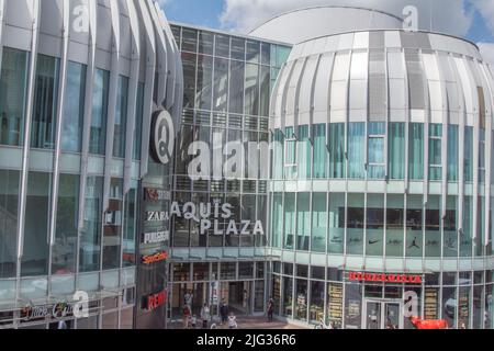 Aachen luglio 2022: L'Aquis Plaza è un centro commerciale situato nel centro di Aachen, all'estremità orientale della strada commerciale Adalbertstrasse. Foto Stock