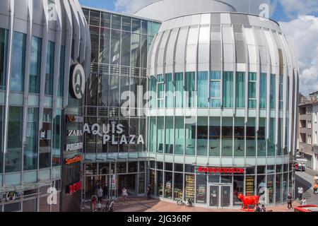 Aachen luglio 2022: L'Aquis Plaza è un centro commerciale situato nel centro di Aachen, all'estremità orientale della strada commerciale Adalbertstrasse. Foto Stock