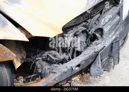 Veicolo bruciato e cablaggio in primo piano Foto Stock