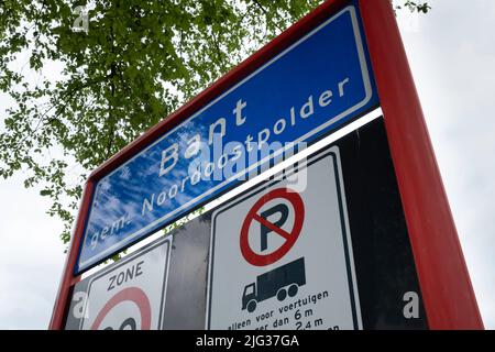 Cartello con il nome della località all'ingresso del villaggio Bant nel comune di Noordoostpolder (NOP) nei Paesi Bassi Foto Stock