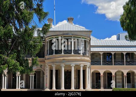 036 facciata principale in sandstoneof the Old Government House of Queensland. Brisbane, Australia. Foto Stock