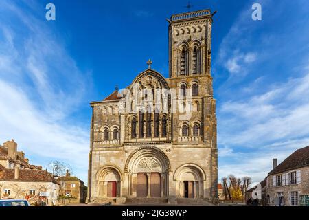 Vézelay Abbazia di Maria Maddalena, è un monastero benedettino e cluniaco a Vézelay. Dipartimento francese centro-orientale della Yonne. Fu costruita tra Foto Stock