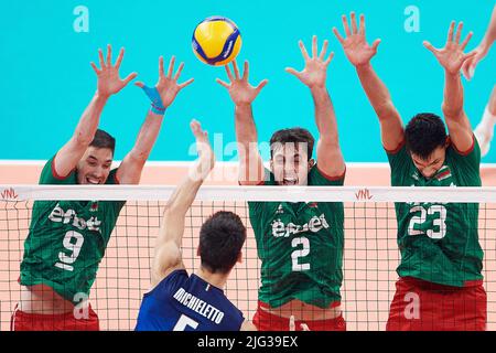 Georgi Seganov (L), Stefan Chavdarov (C) e Aleksandar Nikolov (R) dalla Bulgaria in azione contro Alessandro Michieletto (2L) dall'Italia durante la partita maschile della FIVB Volleyball Nations League 2022 tra Bulgaria e Italia a Danzica, Polonia, 05 luglio 2022. Foto Stock