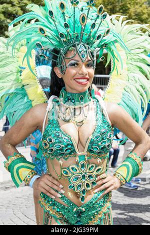 Parigi, Francia. 3rd luglio 2022. Il Carnevale tropicale di Parigi si è svolto il 3 luglio 2022, avenue Champs-Elysées a Parigi, Francia. Foto Stock