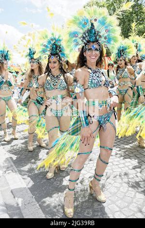 Parigi, Francia. 3rd luglio 2022. Il Carnevale tropicale di Parigi si è svolto il 3 luglio 2022, avenue Champs-Elysées a Parigi, Francia. Foto Stock