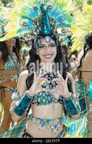 Parigi, Francia. 3rd luglio 2022. Il Carnevale tropicale di Parigi si è svolto il 3 luglio 2022, avenue Champs-Elysées a Parigi, Francia. Foto Stock