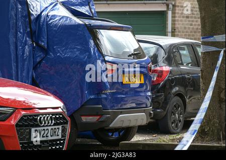 Millthorpe Close, Ward End, Birmingham, Inghilterra, 7 luglio 2022. La polizia delle West Midlands ha cordonato gli appartamenti a Millthorpe Close, Birmingham, dopo che si è verificato un incidente. I detective sono stati visti fare domande porta a porta, mentre una ford EcoSport blu era parcheggiata sotto una tenda forense della polizia. Fig. Per credito: Interrompi stampa Media/Alamy Live News Foto Stock